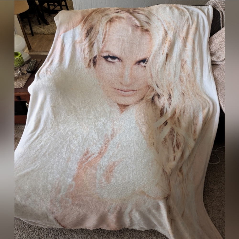 Britney Spears Femme Fatale Oversized MINKY Velveteen Blanket 2011 Era 80.5"